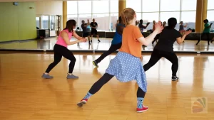 gym-mirrors-full-wall-happy-people-exercising